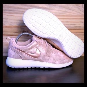 ROSE GOLD NIKE ROSHE RUNNING SHOES